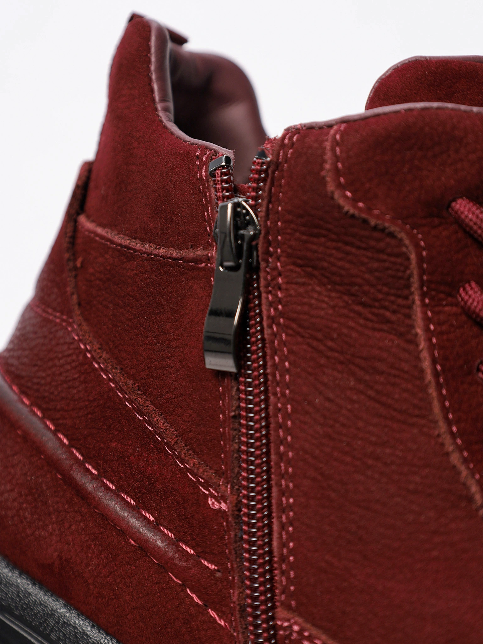 Кроссовки бордового цвета на рельефной подошве